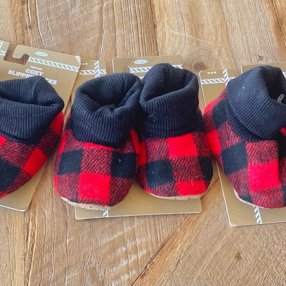 Old Navy Other - NWT 20 pair of Red & Black Plaid Kids Slippers 0-6 M & Grippy Feet Bottoms